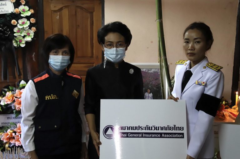สมาคมประกันวินาศภัยไทย มอบเงินช่วยเหลือครอบครัว เด็กหญิงจิตอาสาช่วยทำแนวกันไฟป่าเสียชีวิต