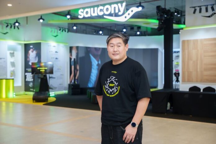 นายพรศักดิ์ ชินวงศ์วัฒนา กรรมการผู้จัดการ บริษัท เรฟ อีดิชั่น จำกัด (1)