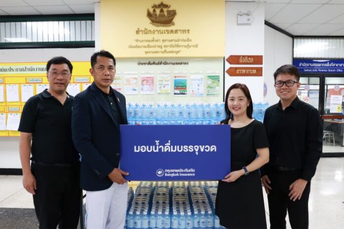 กรุงเทพประกันภัยมอบน้ำดื่มให้แก่สำนักงานเขตสาทร